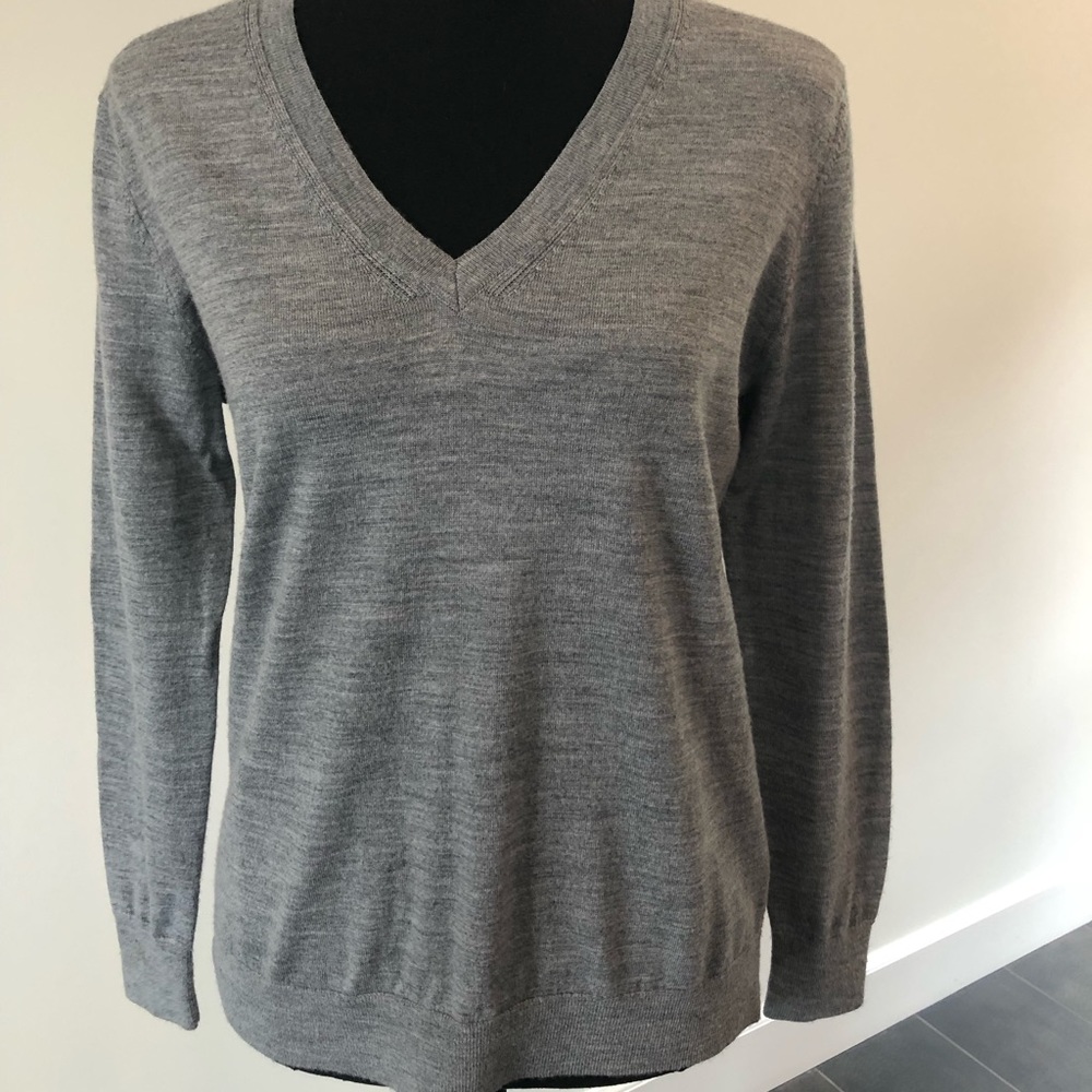 Banana Republic V neck sweater